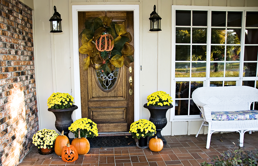 An entryway decorated for fall and Halloween.